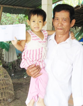 Trao tiền từ thiện