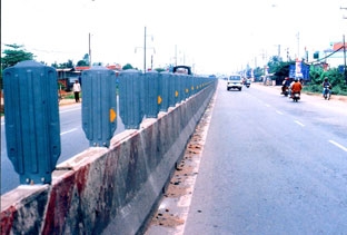 Long An: Lắp thử nghiệm tấm chống chói trên tuyến Quốc lộ 1A