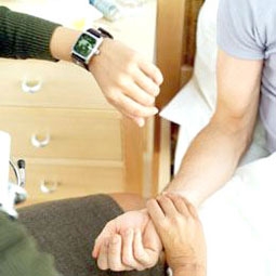 Anh: Bác sĩ không được đeo đồng hồ