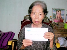 Trao tiền từ thiện