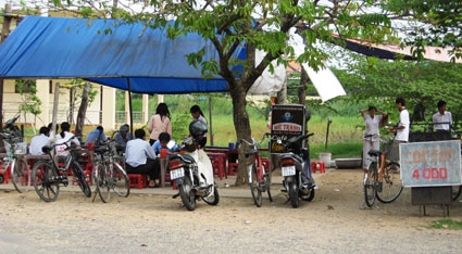 Sinh viên “bóp bụng” chống chọi với “bão” giá