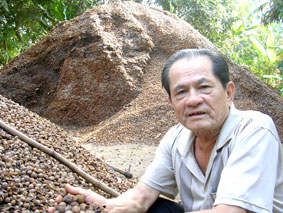Người "biến" vỏ, hột nhãn thành tiền