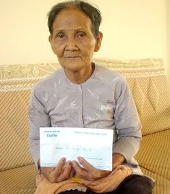 Trao tiền từ thiện