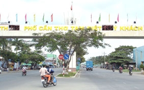 Cổng chào không an toàn, gây nguy hiểm cho người đi đường