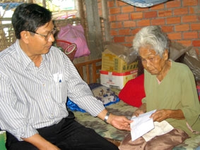 Thăm và trao quà cho các trường hợp hoàn cảnh khó khăn, bệnh tật