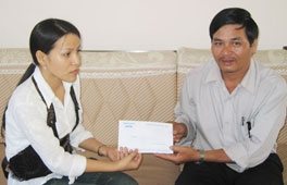 Trao tiền từ thiện