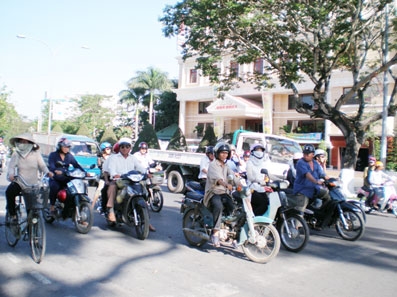 Đa số  người dân chấp hành đội mũ bảo hiểm khi đi mô tô, xe gắn máy