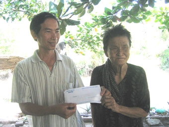 Trao tiền từ thiện