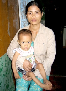 Gia đình cháu Quốc rất cần sự chia sẻ