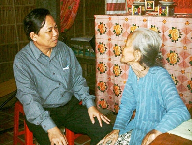 Thăm và tặng quà Tết cho gia đình chính sách, gia đình nghèo, nạn nhân chất độc da cam