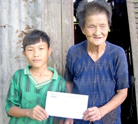 Trao tiền từ thiện