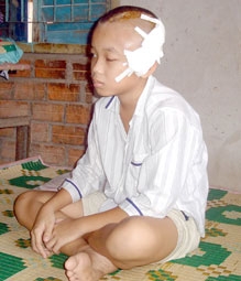 Một học sinh nghèo gặp nạn cần được cứu giúp