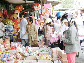 Ngoại thành sắm Tết muộn