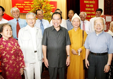 Tổng Bí thư Nông Đức Mạnh thăm, chúc Tết Đảng bộ, chính quyền và nhân dân thành phố Hồ Chí Minh