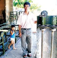 Nông dân Trần Văn Dũng nhận bằng độc quyền sáng chế máy đào hút bùn