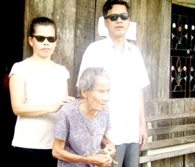 Đôi vợ chồng mù nuôi người mẹ lẫn