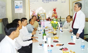 Đảng bộ, chính quyền, UBMTTQ thành phố thăm, chúc tết các cơ quan Trung ương, bệnh viện, lực lượng vũ trang trên địa bàn