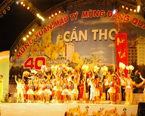 TP Cần Thơ tưng bừng đón năm mới Mậu Tý 2008