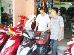 Xe đạp điện, xe máy điện "lên ngôi"