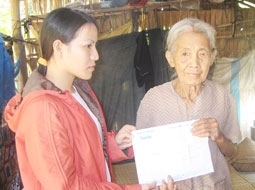 Trao tiền từ thiện