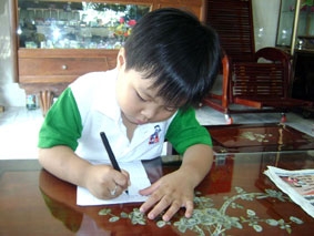 Phạm Huỳnh Quốc Thạnh hơn 4 tuổi biết đọc và làm toán