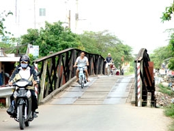 Báo động cầu hư hỏng, mất an toàn