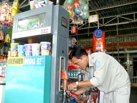 Những mánh khóe gian lận trong kinh doanh xăng dầu