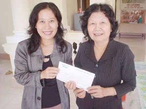 Trao tiền từ thiện