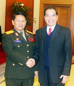 Tổng Bí thư Nông Đức Mạnh tiếp Đoàn đại biểu quân sự cấp cao nước CHDCND Lào