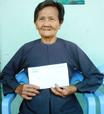 Trao tiền từ thiện