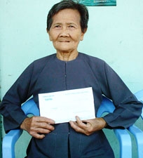 Trao tiền từ thiện