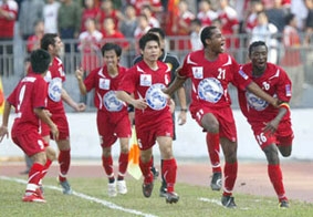 Thử sức giữa đội đầu bảng và đội đương kim vô địch