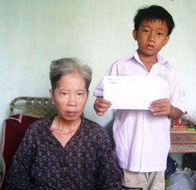 Trao tiền từ thiện