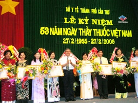 Phó Chủ tịch nước Nguyễn Thị Doan thăm và trao tặng Bệnh viện Mắt Trung ương Huân chương Độc lập hạng nhất