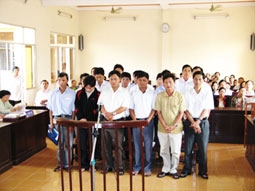 Y án sơ thẩm đối với 13 bị cáo, 4 bị cáo được giảm hình phạt
