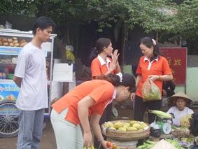 Công nhân dưới gánh nặng giá cả