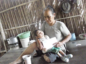 Trao tiền từ thiện