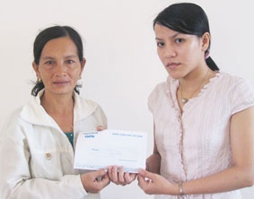 Trao tiền từ thiện