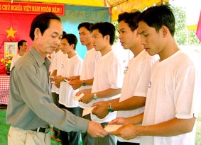 Để các anh vững bước lên đường