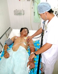 Bệnh viện 121 (QK 9) cứu sống một người bị rắn hổ đất cắn