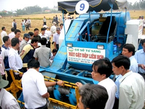 Máy gặt đập sản xuất trong nước chiếm ưu thế