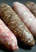 Dùng máu người làm xúc xích