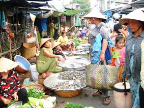 Giúp người nghèo chống đỡ với “bão giá”