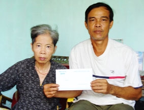 Trao tiền từ thiện