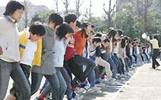 Cột chân nhau đi