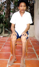 Một nhà, hai người bệnh tật