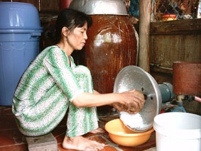 Tăng giá, cán bộ đoàn thể “thắt lưng buộc bụng”