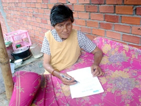 Trao tiền từ thiện