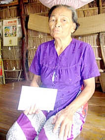 Trao tiền từ thiện