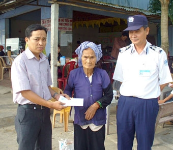 Trao tiền từ thiện